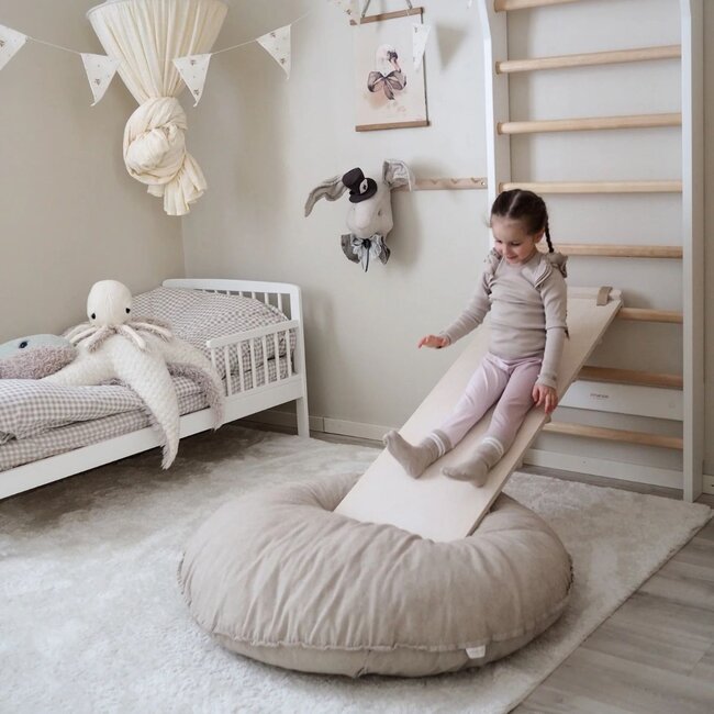 Toboggan en bois blanc pour mur ou arc d’escalade – Jeu sécurisé pour enfants