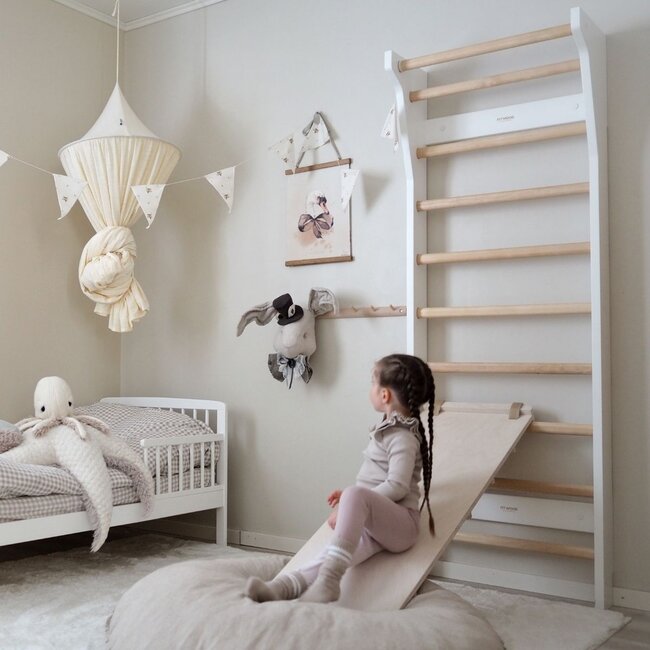 Toboggan en bois beige pour mur ou arc d’escalade – Jeu sécurisé pour enfants