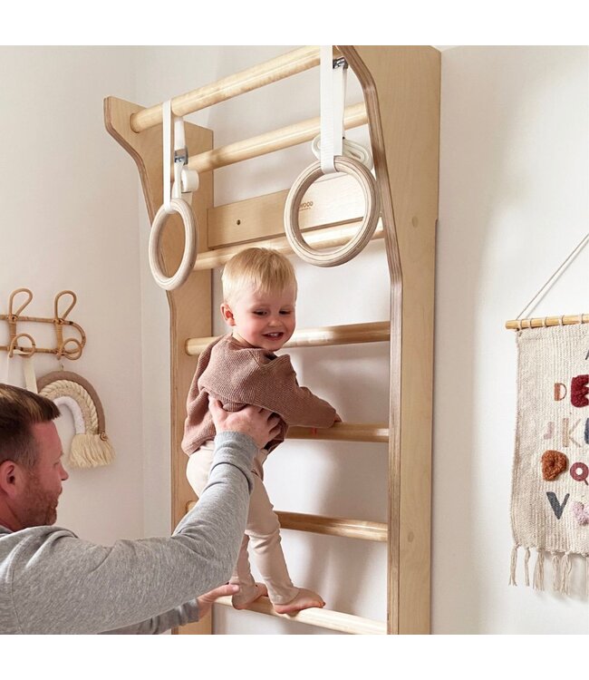 Mini houten gymringen met witte straps in white wash – Perfect voor binnenspelen, motoriek en kinderfitness