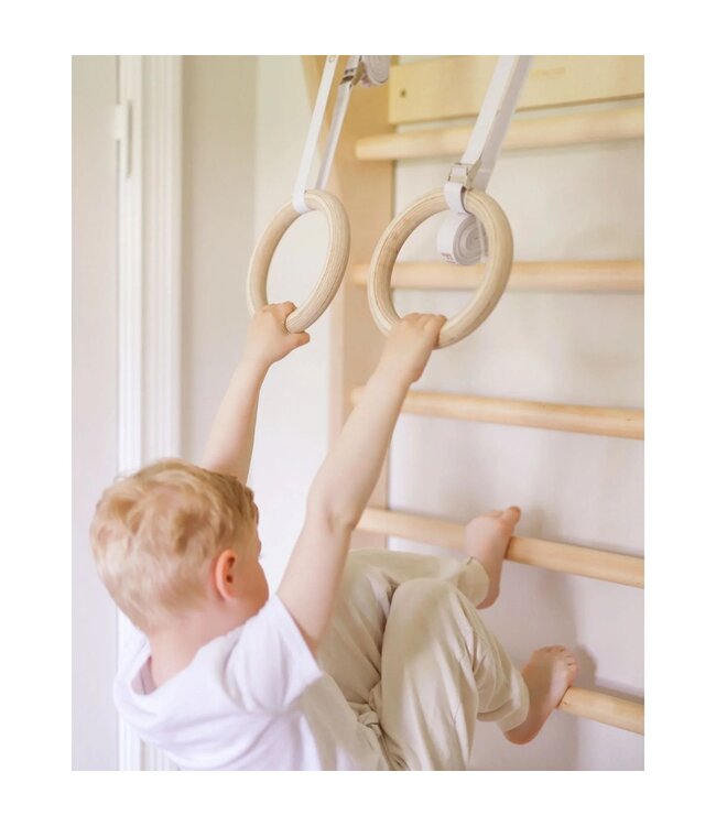 Mini houten gymringen met witte straps in white wash – Perfect voor binnenspelen, motoriek en kinderfitness