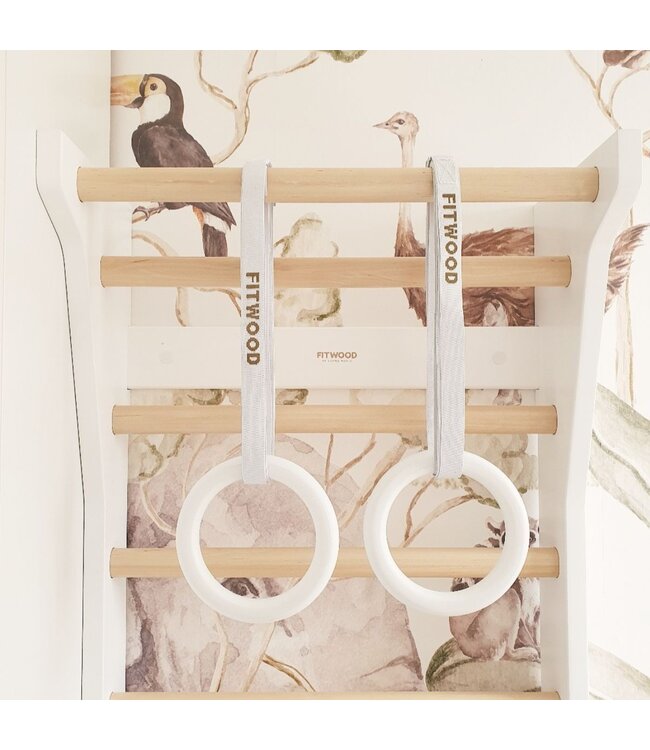 Mini houten gymringen met witte straps in white wash – Perfect voor binnenspelen, motoriek en kinderfitness