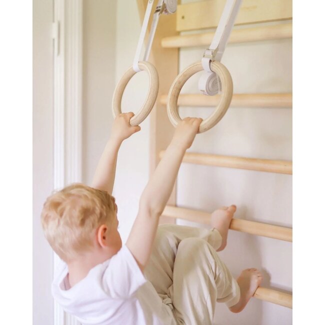 Mini houten gymringen met witte straps in wit – Perfect voor binnenspelen, motoriek en kinderfitness