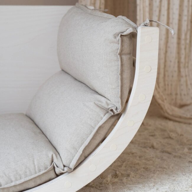 Comfortable cushion for climbing arch in sand