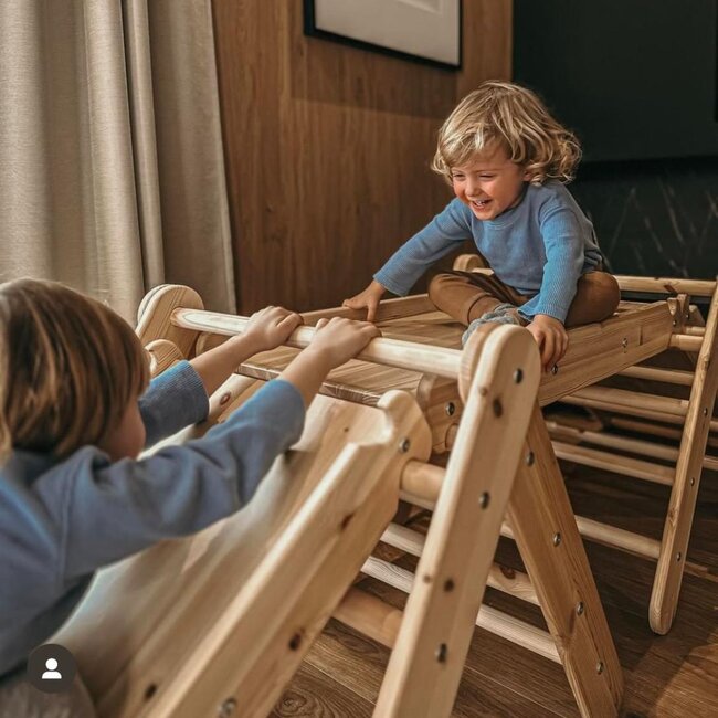 Kletterdreieck mit Rutsche und Kletterwand in Weiß – Anspruchsvolles Indoor-Spielgerät