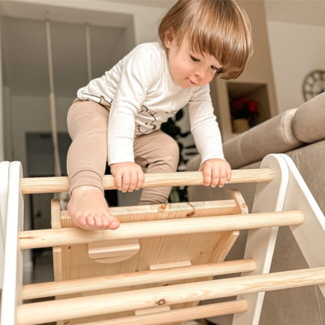 Kletterdreieck mit Rutsche und Kletterwand in Natur – Anspruchsvolles Indoor-Spielgerät