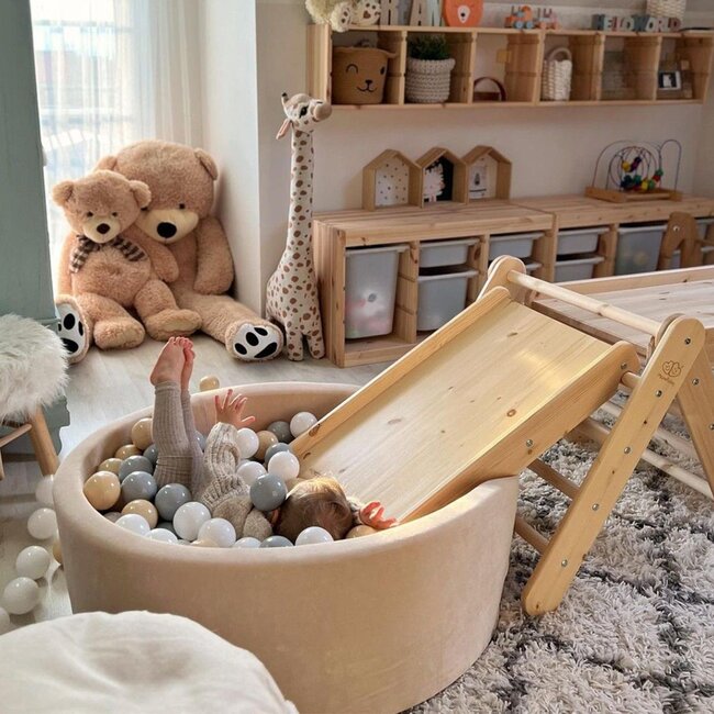 Kletterdreieck mit Rutsche und Kletterwand in Natur – Anspruchsvolles Indoor-Spielgerät