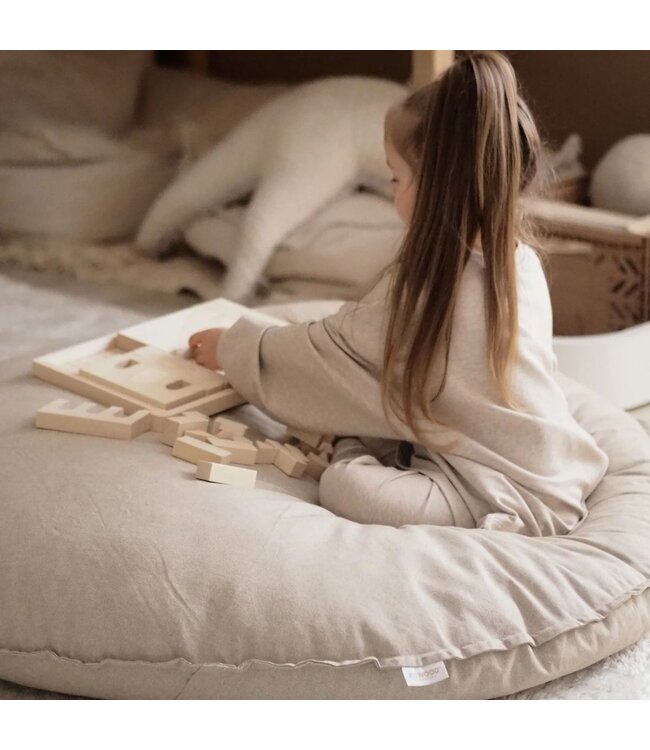 Vloerkussen Lempi in sand – Comfortabel en stijlvol zit- en speelcomfort
