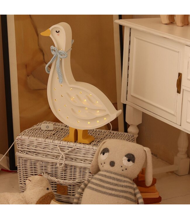 Houten gans lamp in wit met blauw strikje – sfeervolle, handgemaakte verlichting voor kinderkamer of interieur