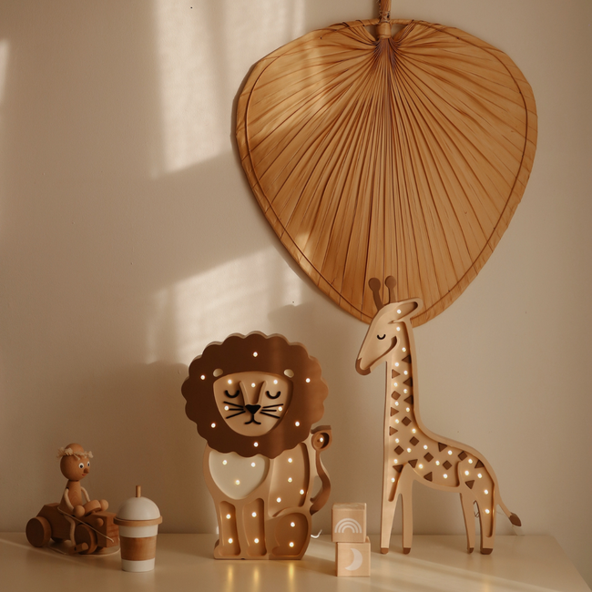 Lampe girafe en bois beige – éclairage artisanal et chaleureux pour chambre d’enfant ou aire de jeu