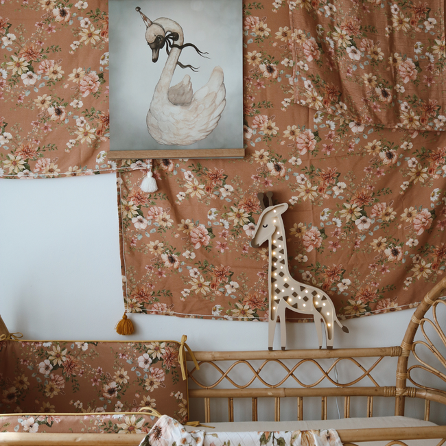 Lampe girafe en bois beige – éclairage artisanal et chaleureux pour chambre d’enfant ou aire de jeu