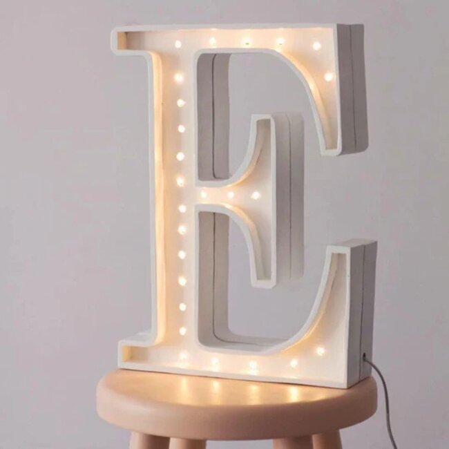 Houten letter lamp E – handgemaakt en sfeervolle verlichting voor kinderkamer of interieur
