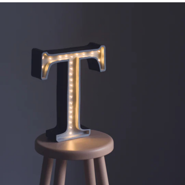Lampe lettre en bois T – faite main et chaleureuse pour chambre ou intérieur