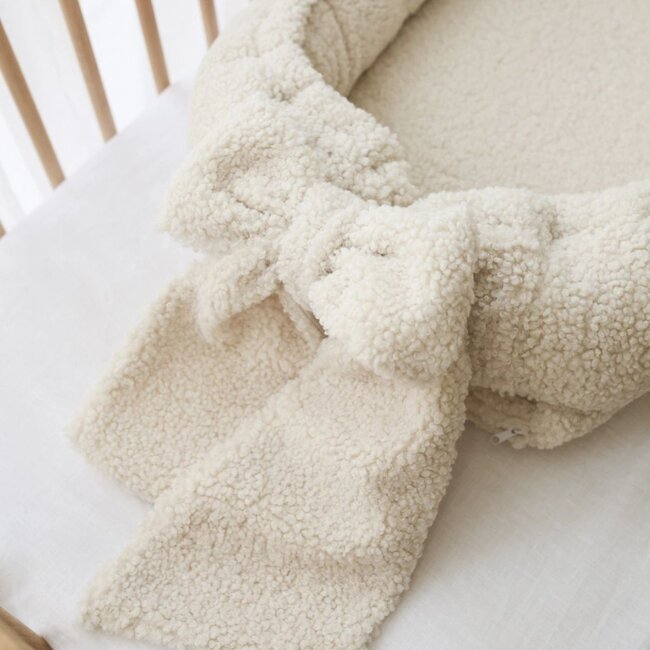 Nid d’enfant avec nœud en tissu teddy crème – doux, sûr et confortable pour bébé