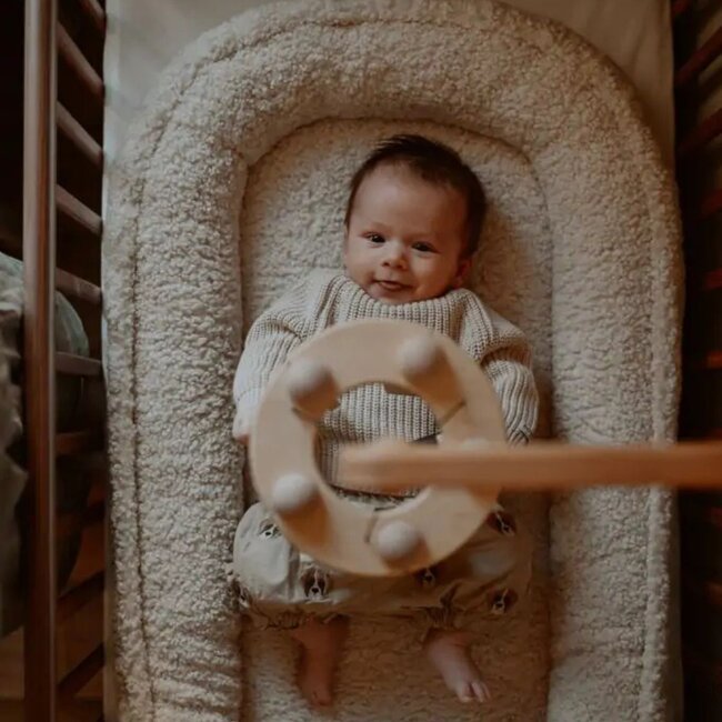 Babynestje met strik in crème teddy stof – zacht, veilig en knus voor je baby
