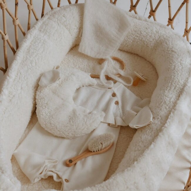 Babynestje met strik in crème teddy stof – zacht, veilig en knus voor je baby