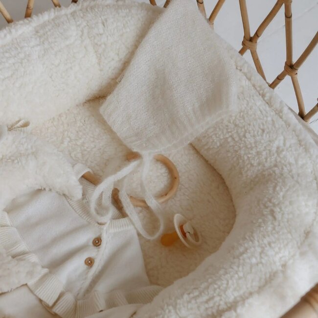 Nid d’enfant avec nœud en tissu teddy crème – doux, sûr et confortable pour bébé