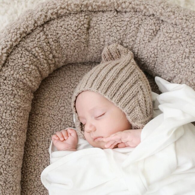Baby nest with bow in taupé teddy fabric – soft, safe and cozy for your baby