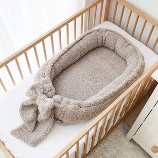 Babyly Baby nest with bow teddy fabric | Taupé