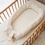 Babynest mit Schleife aus hellbeigem, gewaschenem Baumwollstoff – weich, sicher und kuschelig