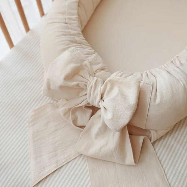 Baby nest with bow in light beige washed cotton – soft, safe and cozy for your baby