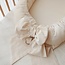 Babynest mit Schleife aus hellbeigem, gewaschenem Baumwollstoff – weich, sicher und kuschelig