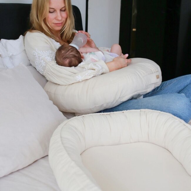 Babynest mit Schleife aus hellbeigem, gewaschenem Baumwollstoff – weich, sicher und kuschelig