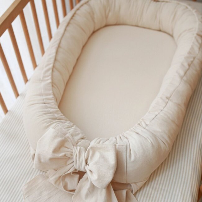 Nid d’enfant avec nœud en coton lavé beige clair – doux, sûr et confortable pour bébé