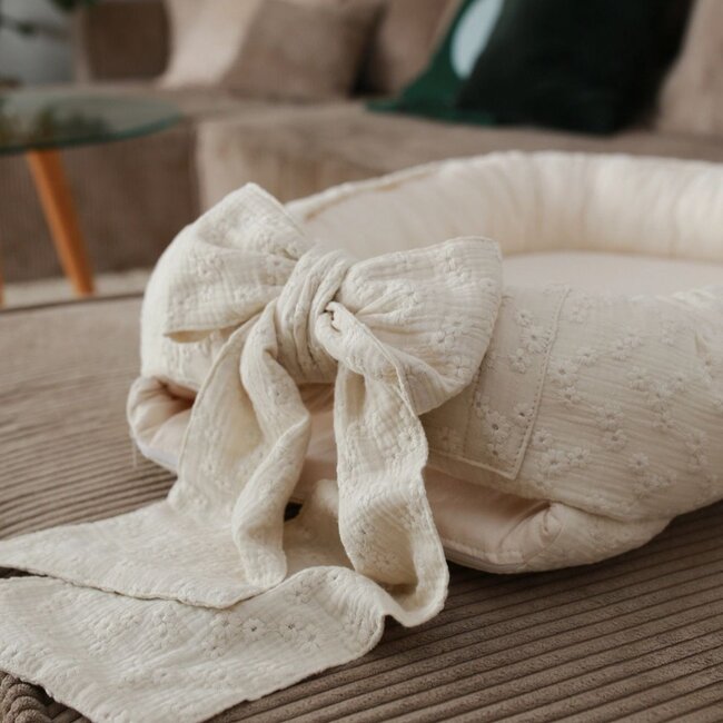 Babynest Lilly mit Schleife aus hellbeigem Baumwollstoff – weich, sicher und kuschelig