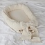 Babynestje Lilly met strik in licht beige katoen – zacht, veilig en knus voor je baby