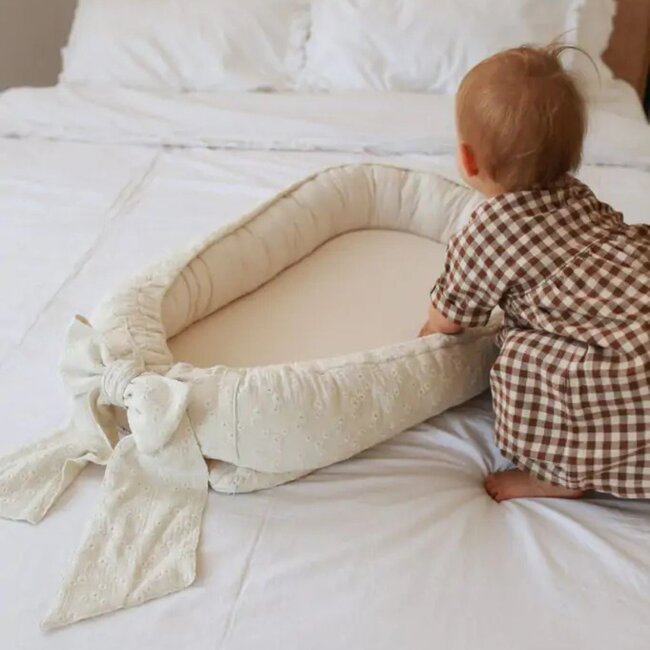Babynestje Lilly met strik in licht beige katoen – zacht, veilig en knus voor je baby