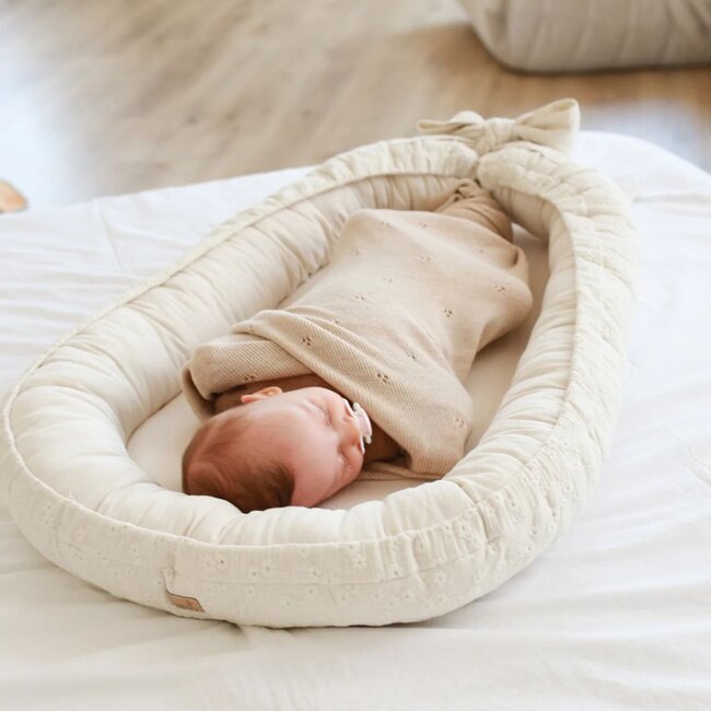 Babynest Lilly mit Schleife aus hellbeigem Baumwollstoff – weich, sicher und kuschelig