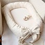 Babynest Lilly mit Schleife aus hellbeigem Baumwollstoff – weich, sicher und kuschelig