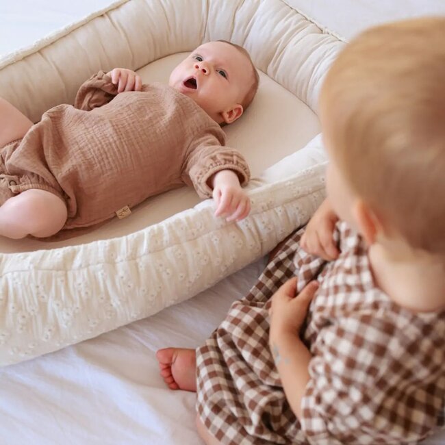 Babynestje Lilly met strik in licht beige katoen – zacht, veilig en knus voor je baby