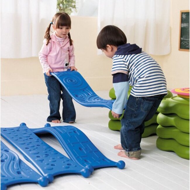 Waterlily balance and play set for toddlers and preschoolers, improves motor skills and coordination