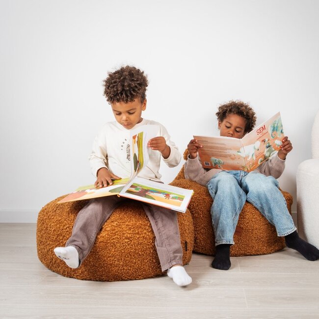 Cognac kinderzitzak Beer van zachte bouclé stof voor comfortabel zitten