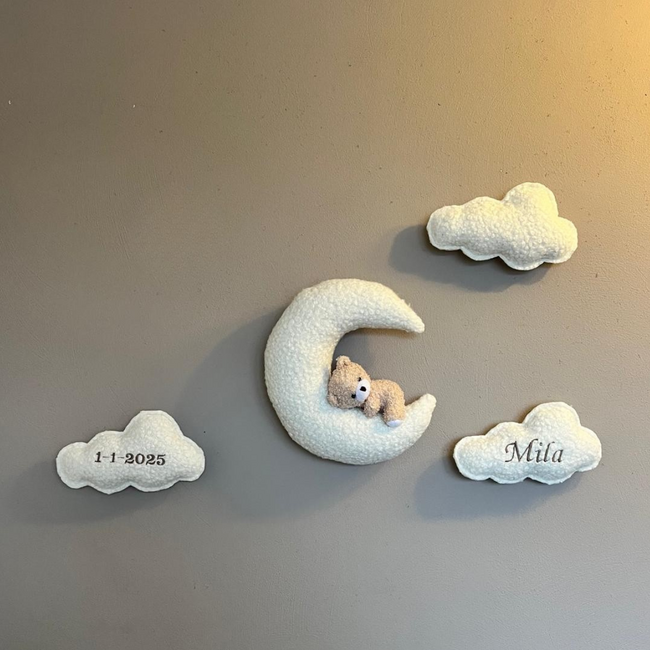 Wolken met liggend beertje op de maan – 4-delige wanddecoratie voor een dromerige babykamer