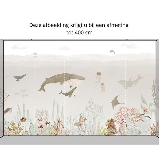 Sensational Sea vliesbehang – warme onderwaterwereld in bruintinten met dolfijnen en walvissen
