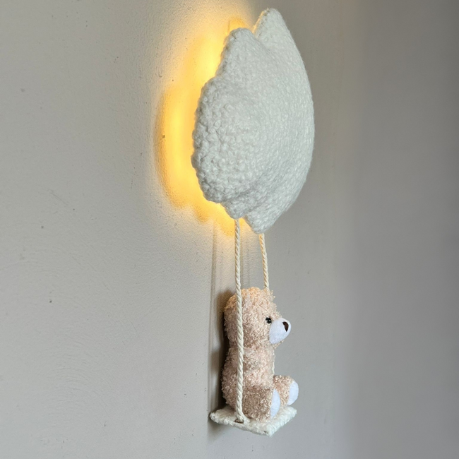 Handgefertigte Wolkenlampe mit schaukelndem Bären und sanftem LED-Licht