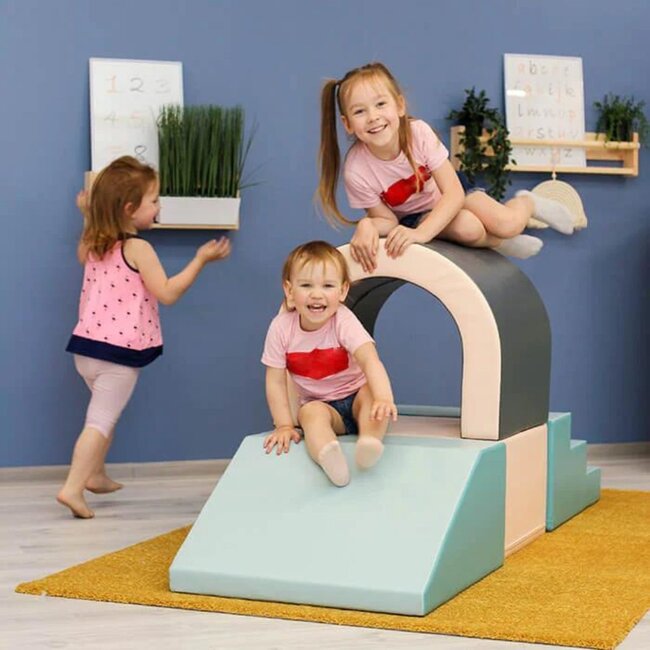 Foam blokken tunnel set in zachte pastel kleuren voor kruipen, klimmen & spelen