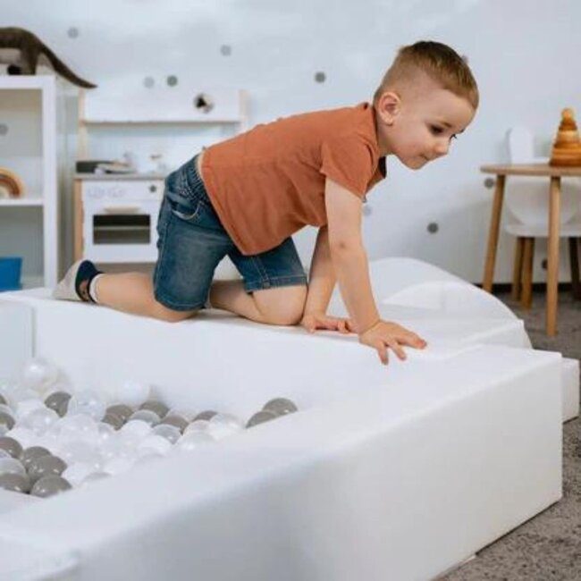Zachte foam blokken ballenbak in wit – Veilig en leuk speelplezier voor baby’s en peuters