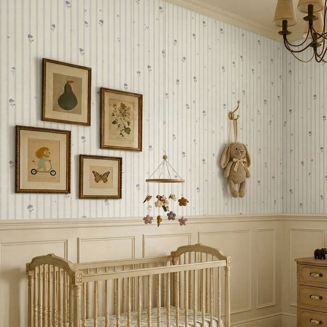 Duurzaam Banenbehang Delicate Retro Flowers met Paarse Bloemetjes – Naturel