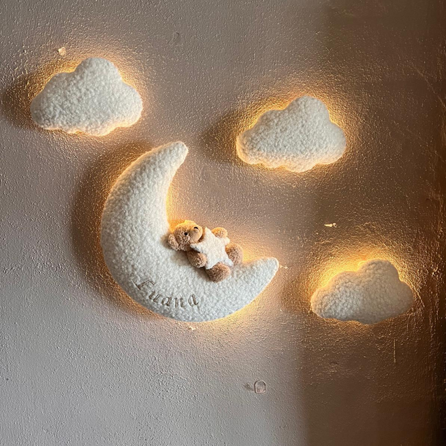 Verlichte Wanddecoratie Maan met Beige Beer & Witte Wolkjes