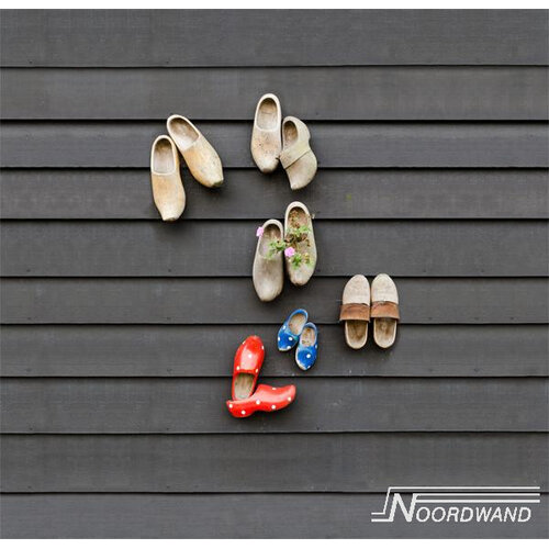 Noordwand Farmlife Fotobehang klompjes aan zwarte schutting - 3750018