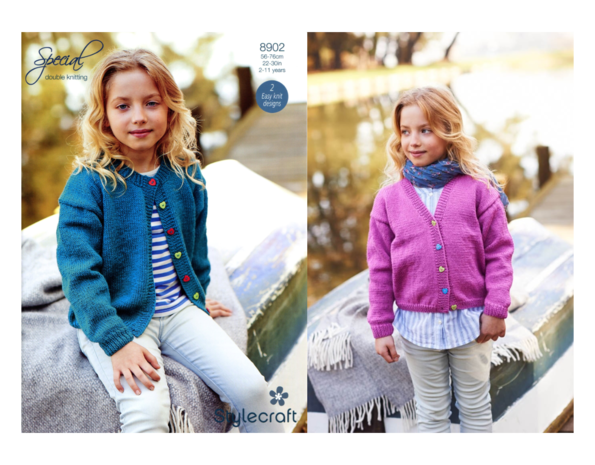 Stylecraft Breipatroon Stylecraft Special DK Meisjes Vesten 8902 Stylecraft Breipatroon Stylecraft Special DK Meisjes Vesten 8902