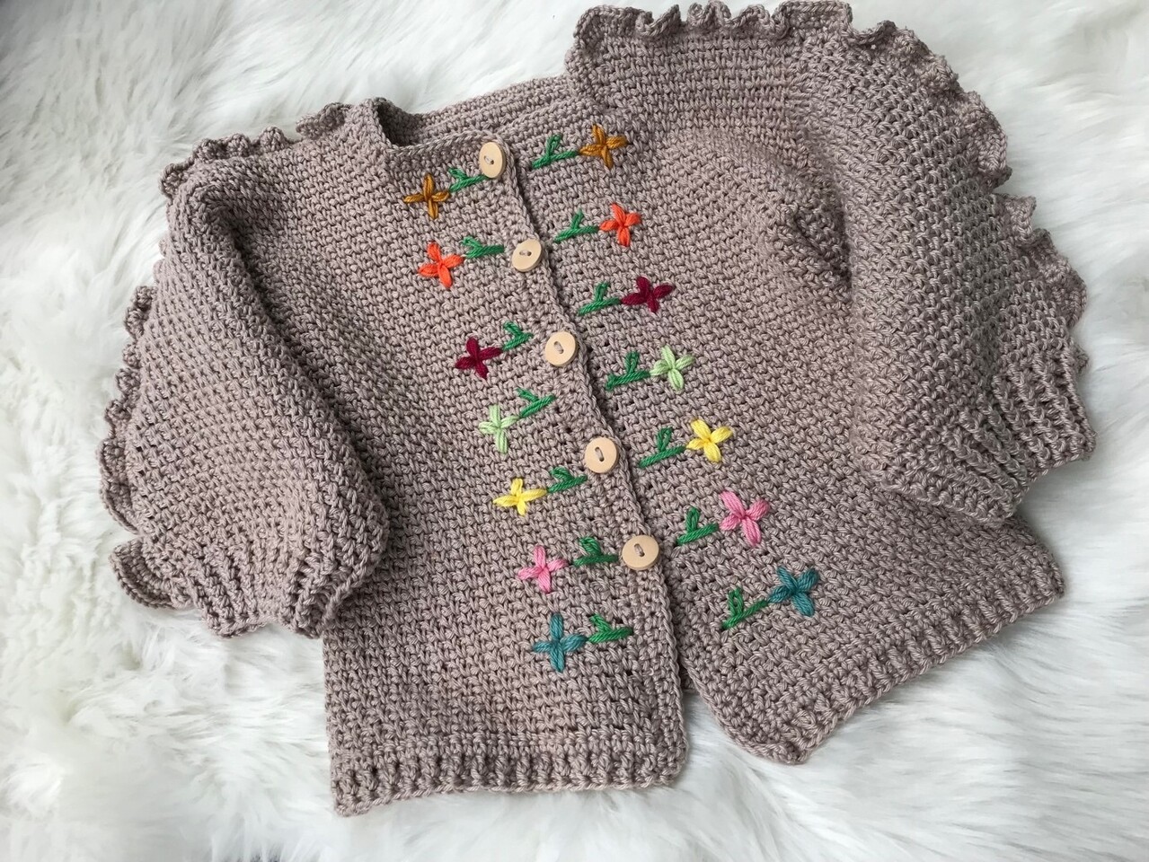 Byclaire Haakpakket byClaire Geborduurd Vestje Byclaire Haakpakket byClaire Geborduurd Vestje
