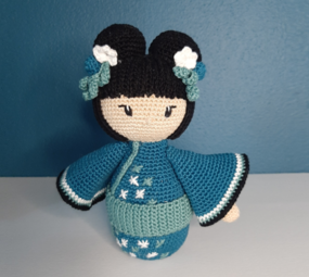 Byclaire Haakpakket byClaire Kokeshi Aoi - Blauw Byclaire Haakpakket byClaire Kokeshi Aoi - Blauw