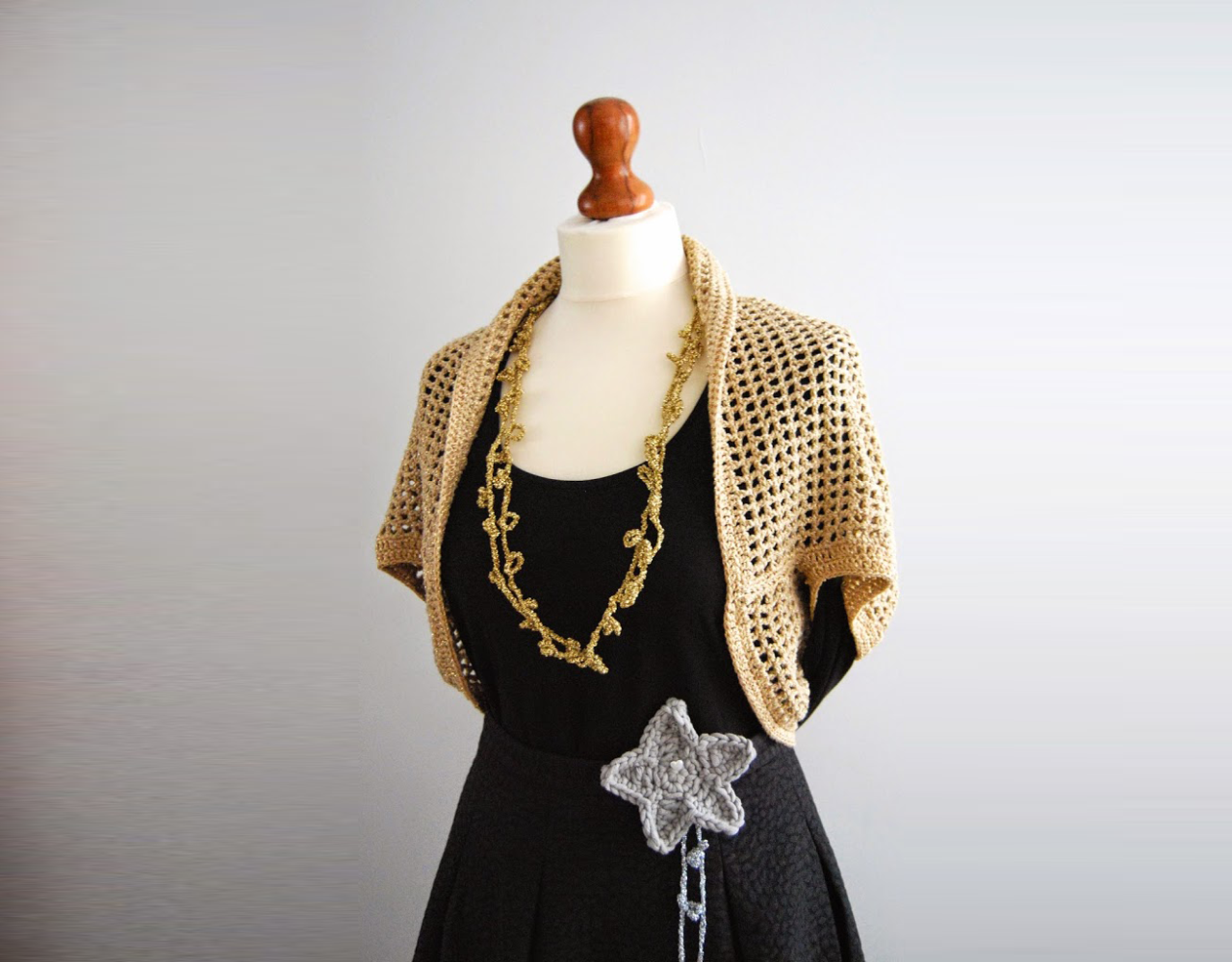 Byclaire Haakpatroon byClaire Feestelijke Shrug Byclaire Haakpatroon byClaire Feestelijke Shrug