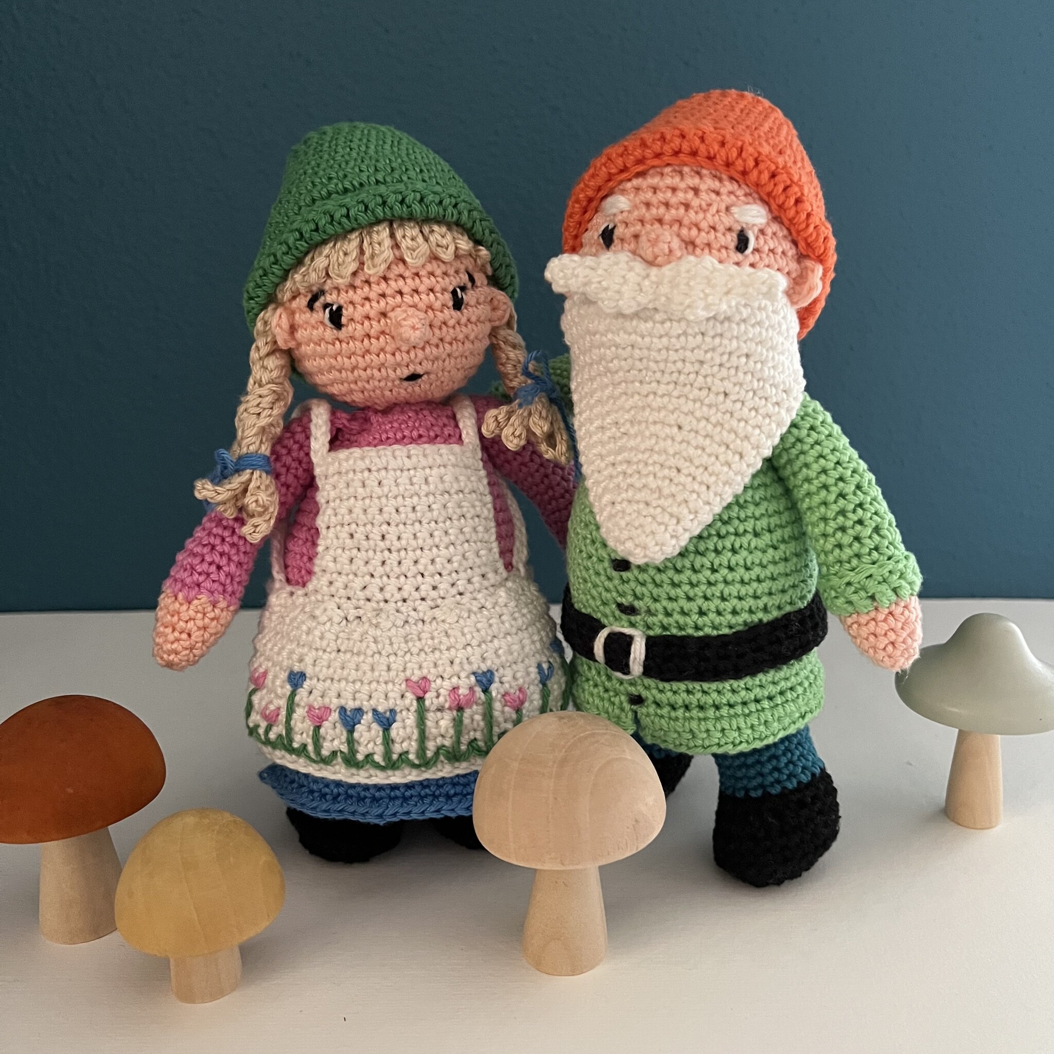 Op veel kleine paddenstoelen… zaten: Kaboutervrouwtje Truus en Kaboutermannetje Guus