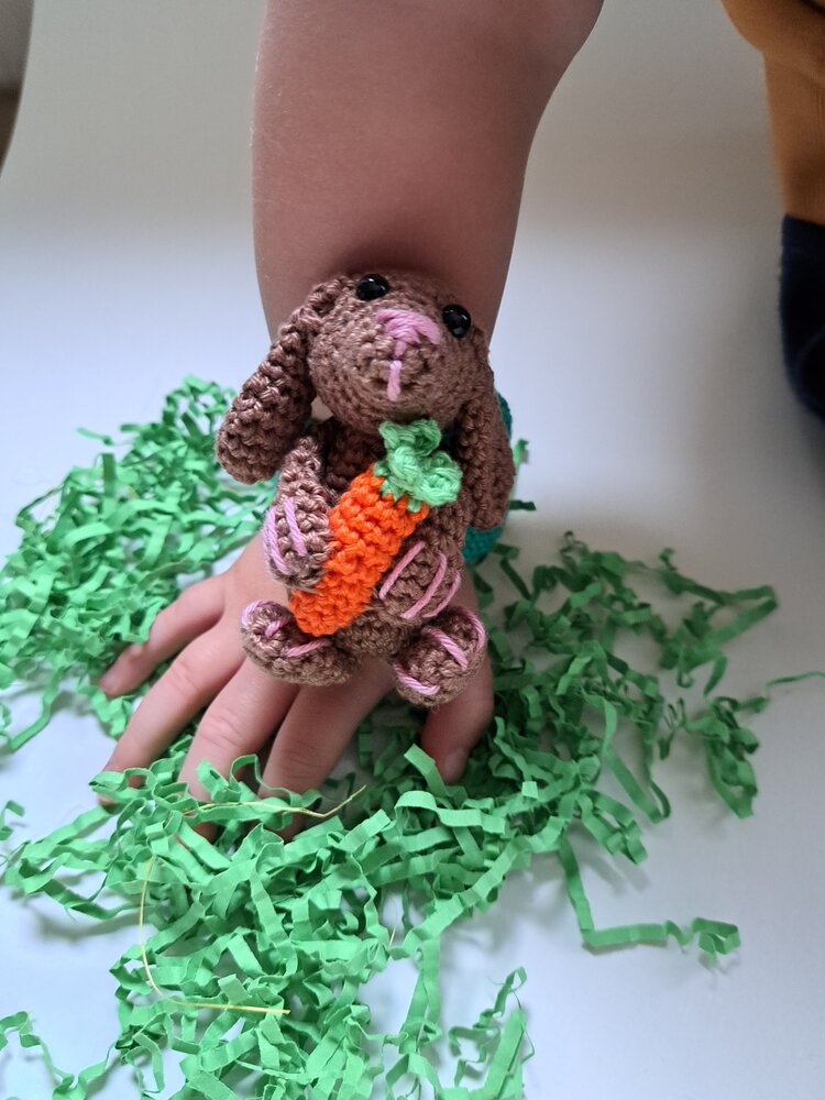 Byclaire Haakpatroon byClaire Klaparmband konijntje Knabbel Byclaire Haakpatroon byClaire Klaparmband konijntje Knabbel