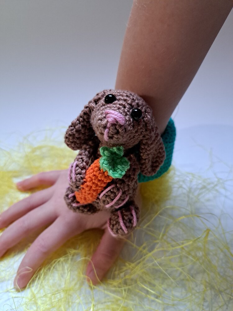 Byclaire Haakpatroon byClaire Klaparmband konijntje Knabbel Byclaire Haakpatroon byClaire Klaparmband konijntje Knabbel